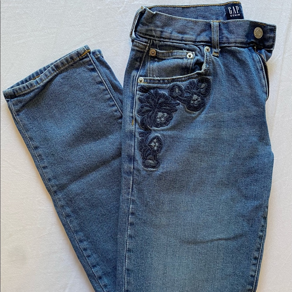 Women’s GAP Embroidered Girlfriend Jeans- Size 26